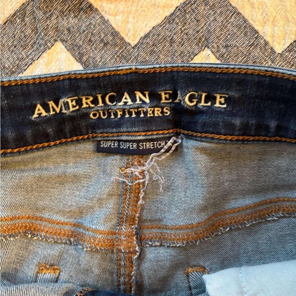 American Eagle Women's Distressed Jean Shorts - Dark Blue size 4 (D5526) - Picture 4 of 6